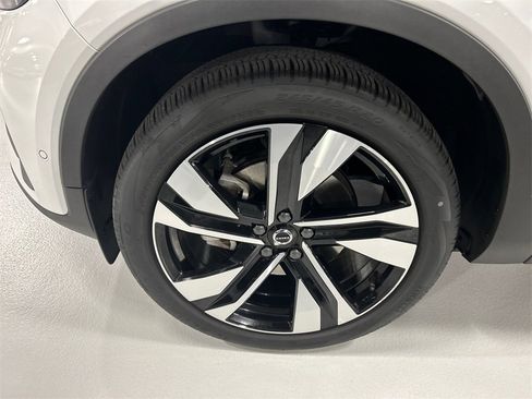 Certified 2025 Volvo XC40 B5 Plus image 8