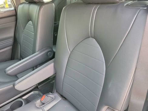 Used 2022 Toyota Highlander XLE FWD image 18
