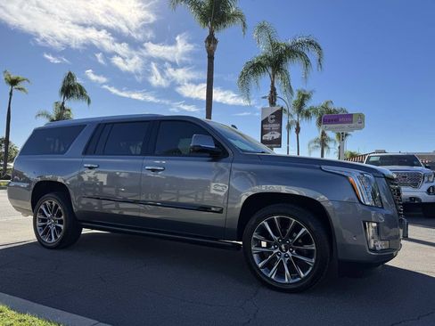 Used 2020 Cadillac Escalade ESV Platinum w/ Escalade Sport Edition image 9