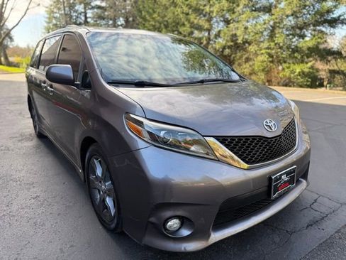 Used 2015 Toyota Sienna SE w/ SE Preferred Package image 3