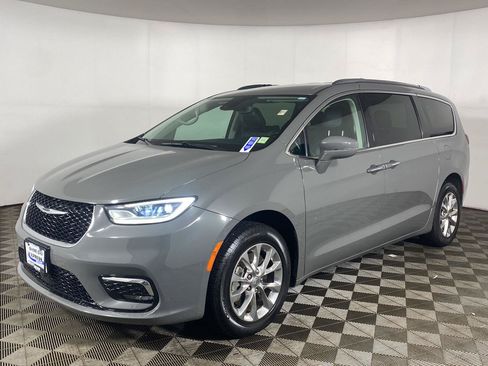 Used 2021 Chrysler Pacifica Touring-L w/ Uconnect Theater Family Group AWD/4WD image 2