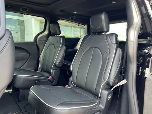 New 2025 Chrysler Pacifica Limited FWD image 22