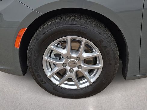Used 2023 Chrysler Pacifica Touring-L FWD image 10
