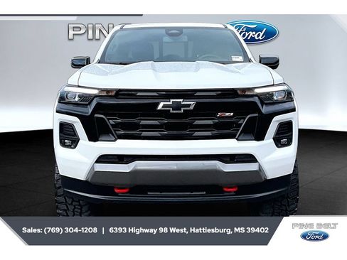 Used 2024 Chevrolet Colorado Z71 w/ Z71 Convenience Package 2 AWD/4WD image 3