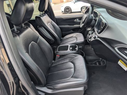 Used 2025 Chrysler Pacifica Select image 8
