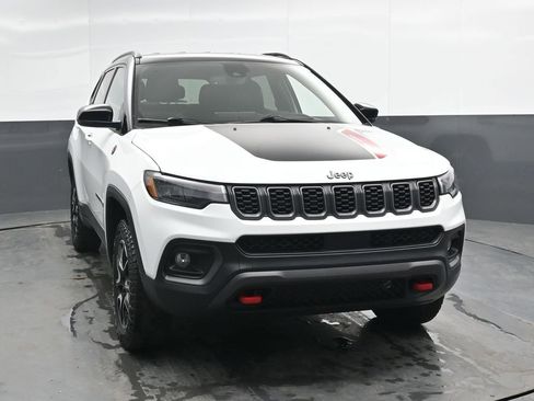 Used 2025 Jeep Compass Trailhawk AWD/4WD image 6