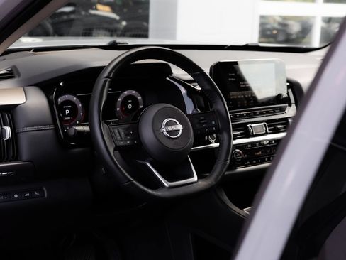 Used 2024 Nissan Pathfinder Platinum AWD/4WD image 12