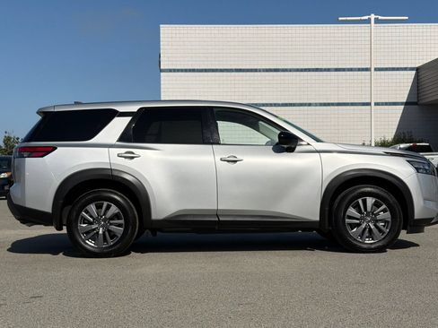 Used 2025 Nissan Pathfinder S FWD image 3