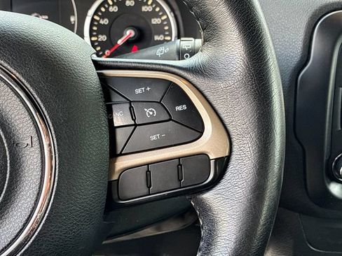 Used 2016 Jeep Renegade Latitude FWD image 24