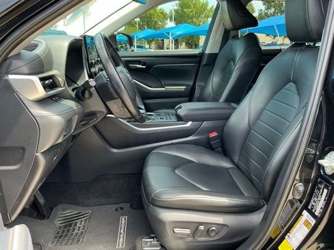 Used 2020 Toyota Highlander XLE AWD/4WD image 12