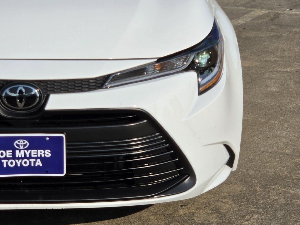 Used 2025 Toyota Corolla LE FWD image 4
