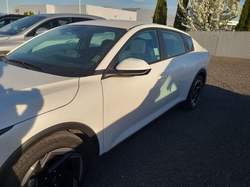 Used 2025 Kia K4 EX image 2