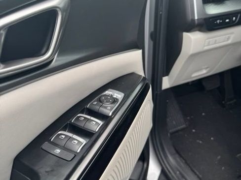 Used 2023 Kia Carnival LX FWD image 38