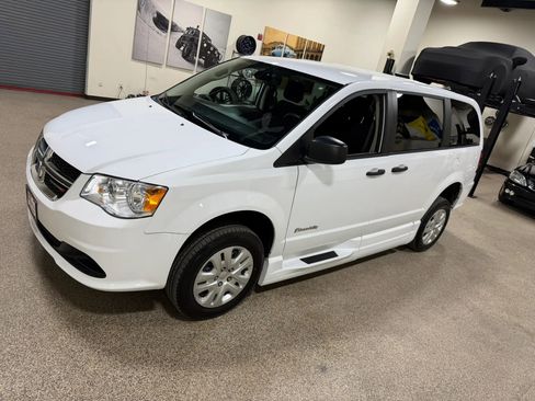 Used 2019 Dodge Grand Caravan SE FWD image 10