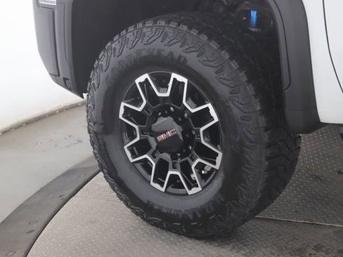 Used 2025 GMC Sierra 2500 AT4X image 13