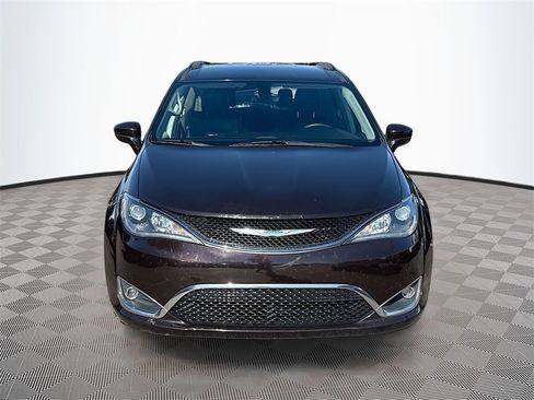 Used 2017 Chrysler Pacifica Touring-L image 2