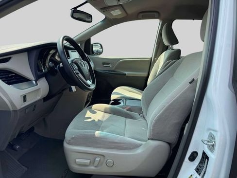 Used 2015 Toyota Sienna LE FWD image 16