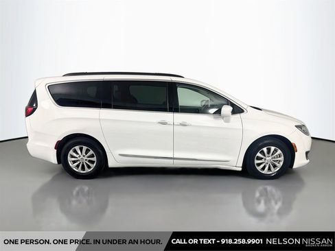 Used 2017 Chrysler Pacifica Touring-L FWD image 4