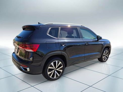 Used 2023 Volkswagen Taos SE w/ Panoramic Sunroof Package FWD image 5