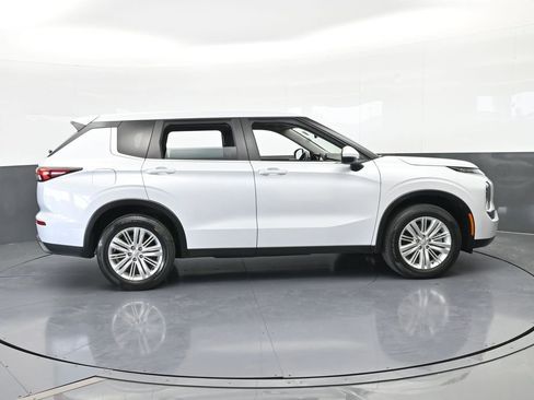 Used 2023 Mitsubishi Outlander ES image 7