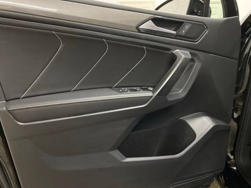 Used 2023 Volkswagen Tiguan SE w/ Panoramic Sunroof Package FWD image 16