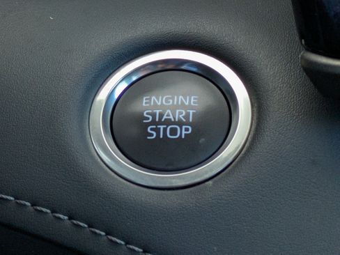 Used 2025 Toyota Highlander XLE FWD image 34