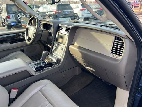 Used 2015 Lincoln Navigator 4WD image 30