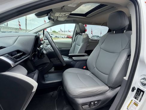 Used 2023 Toyota Sienna XLE FWD image 30