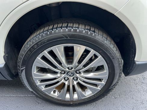 Used 2021 Toyota Venza Limited image 13