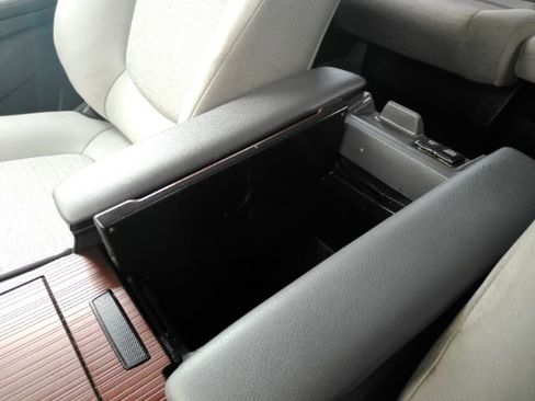 Used 2023 Toyota Sienna LE FWD image 52