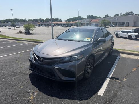 Used 2023 Toyota Camry SE FWD image 3