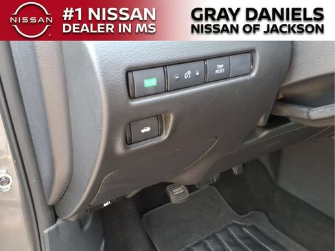 Used 2025 Nissan Sentra SR FWD image 12
