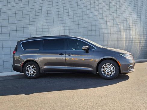 Used 2022 Chrysler Pacifica Touring-L FWD image 7