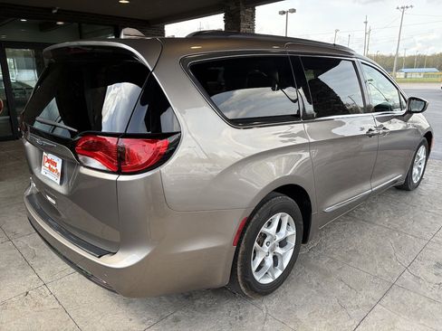 Used 2017 Chrysler Pacifica Touring-L w/ Tire & Wheel Group image 6