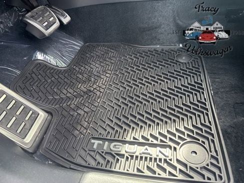 New 2025 Volkswagen Tiguan SE R-Line image 17