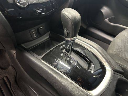 Used 2016 Nissan Rogue SV image 27