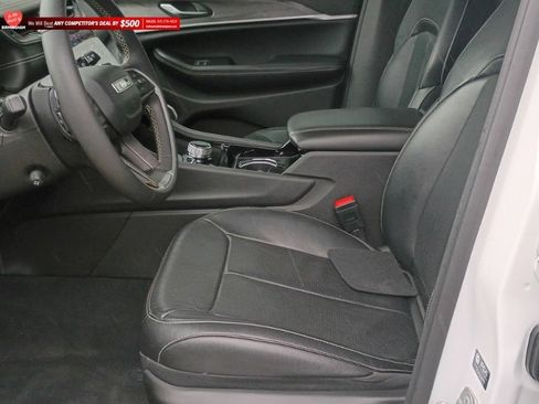 Used 2023 Jeep Grand Cherokee Limited w/ Luxury Tech Group II AWD/4WD image 15