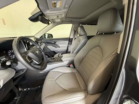 Used 2024 Toyota Highlander XLE AWD/4WD image 2