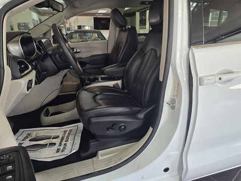 Used 2023 Chrysler Pacifica Touring-L FWD image 9