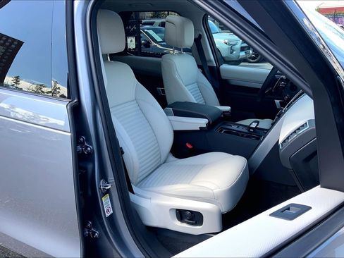 Certified 2025 Land Rover Discovery Dynamic SE AWD/4WD image 8