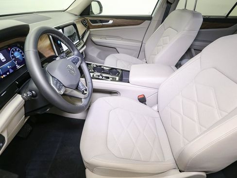 Used 2025 Volkswagen Atlas SE w/ Black Wheel Package image 43