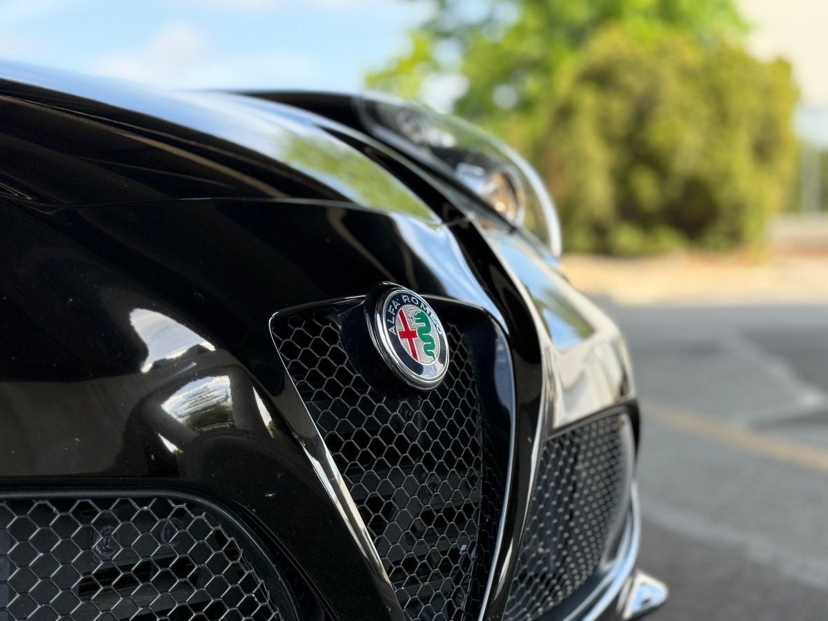 Used 2018 Alfa Romeo 4C Coupe w/ Convenience Group - Coupe RWD image 2
