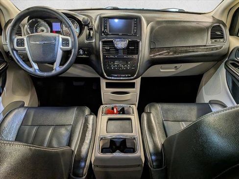 Used 2016 Chrysler Town & Country Touring w/ Driver Convenience Group FWD image 19