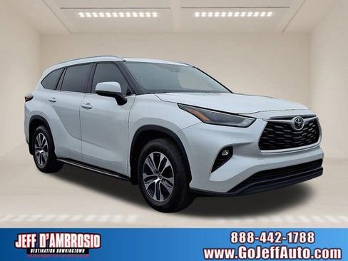 Used 2024 Toyota Highlander XLE FWD image 1