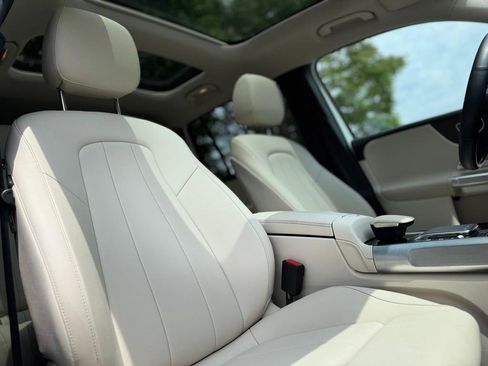 Used 2023 Mercedes-Benz GLB 250 4MATIC w/ Premium Package image 30