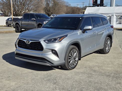 Used 2020 Toyota Highlander Platinum image 2