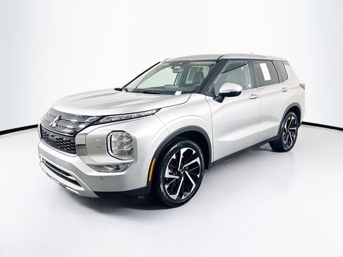 Used 2024 Mitsubishi Outlander SE image 3