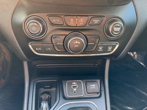 Used 2020 Jeep Cherokee Latitude Plus FWD image 20