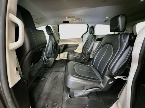Used 2023 Chrysler Pacifica Touring-L FWD image 28