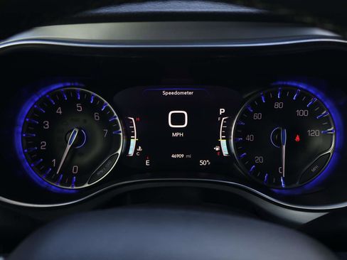 Used 2025 Chrysler Pacifica Limited image 16